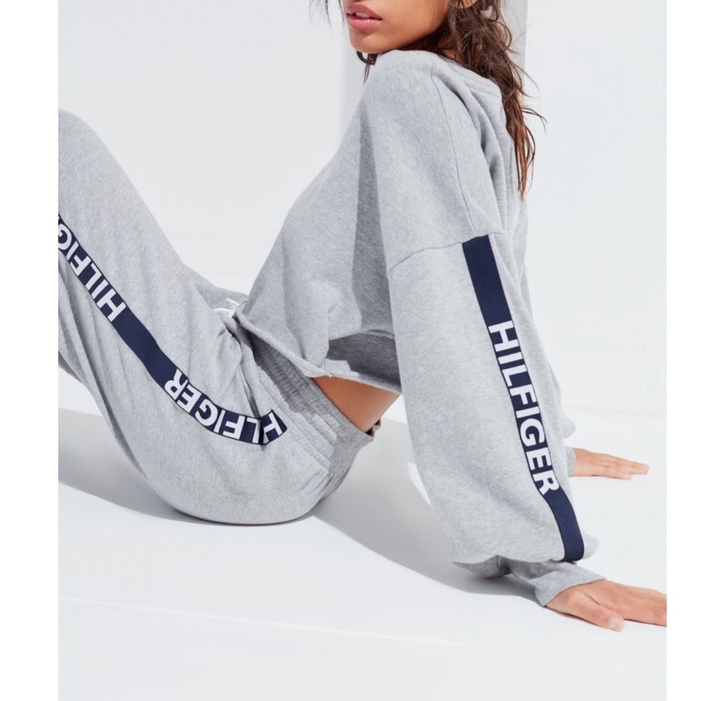 Tommy HilfigerUO Exclusive Logo Cropped Sweatshirt